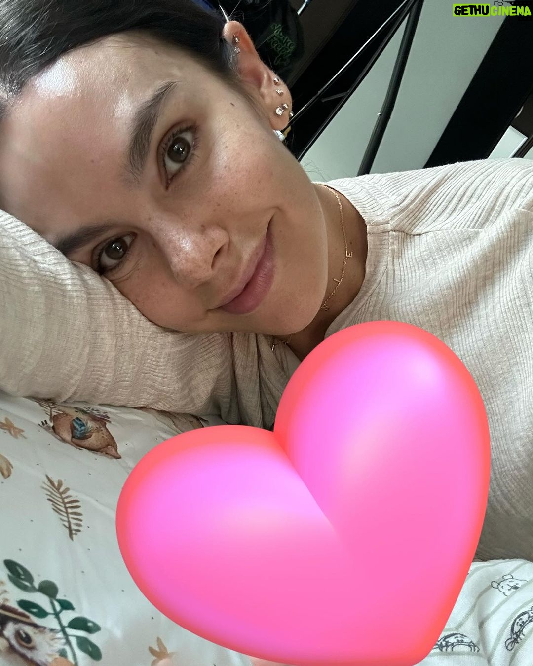 Cristina Pedroche Instagram - ¿Cómo va vuestro día festivo?❤️ Yo hoy no he parado de entrenar😂😂. Todo el día con mi niña las dos solas.🥰 He dado mil paseos con mi beba de más de 5kg para que se duerma mientras canto y bailo. He dado mucha teta y he cambiado muchos pañales. Nos hemos reído muchísimo. Y la he acompañado en sus primeros giros. Ay, no puedo estar más orgullosa de verla tan sana y fuerte🫠🩷. Está claro que ella es la verdadera PedrocheTocha💪🏽❤️.