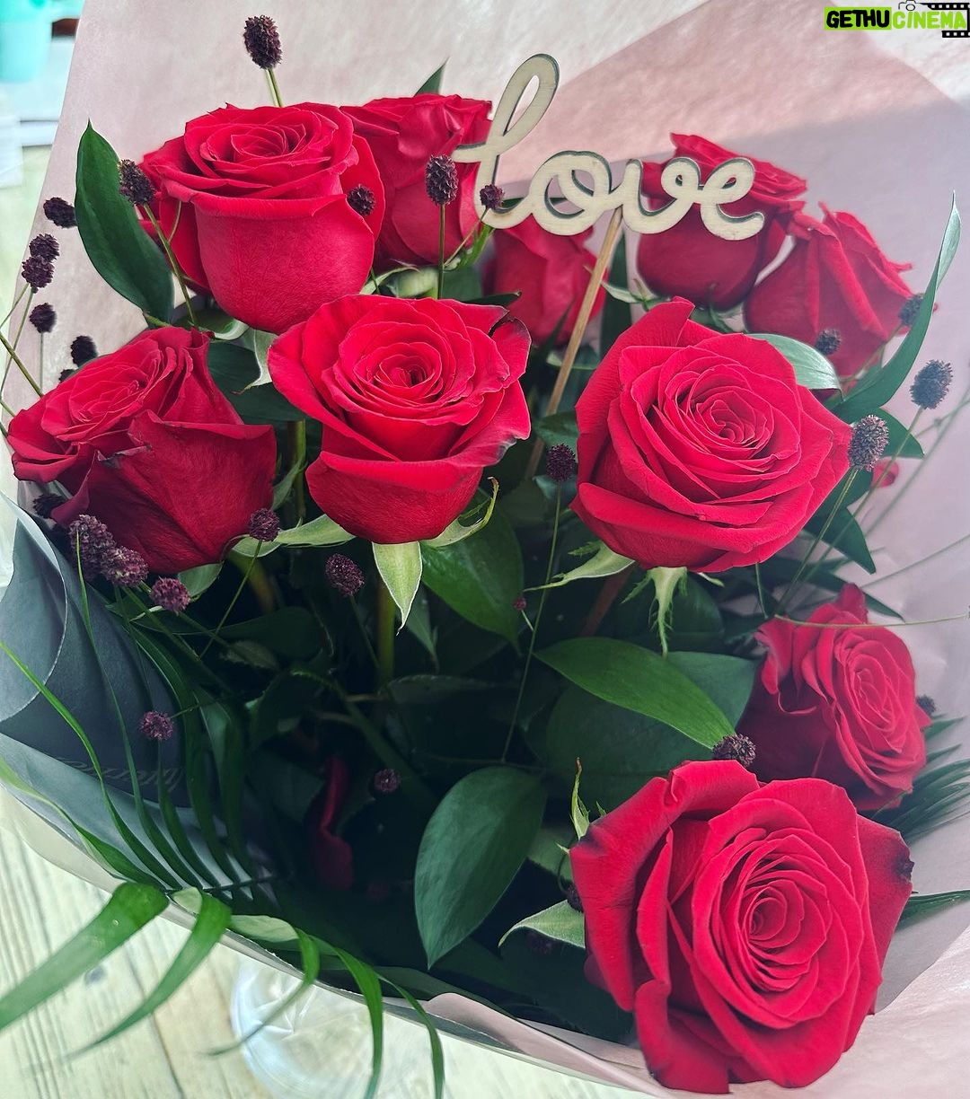 Cristina Pedroche Instagram - Qué importante es saber que tienes a alguien que no te va a dejar caer. Gracias @dabizdiverxo ❤️