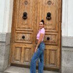 Cristina Pedroche Instagram - Hoy tocaba paseito.❤️ Me encanta el olor de las floristerías, me recuerda siempre a mi padre.🩷🌼 Y sí, los vaqueros no me abrochan pero ahora es moda, ¿no?😂 Para mí, sí🤣. Madrid, Spain