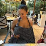 Cristina Pedroche Instagram - Amo mi cuerpo. Ha dado vida y ahora da alimento que es lo mismo que seguir dando vida. 🩷 Me dicen que lo estoy haciendo bien pero es mi hija la que lo está haciendo muy bien, yo solo la acompaño con amor y paciencia. ❤️❤️❤️❤️