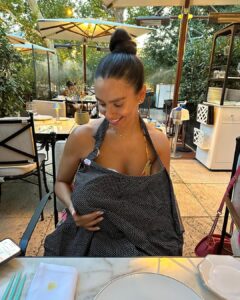 Cristina Pedroche Instagram - Amo mi cuerpo. Ha dado vida y ahora da alimento que es lo mismo que seguir dando vida. 🩷 Me dicen que lo estoy haciendo bien pero es mi hija la que lo está haciendo muy bien, yo solo la acompaño con amor y paciencia. ❤️❤️❤️❤️