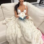 Cristina Pedroche Instagram - Cuando estaba embarazada pensaba que daría teta solo unos meses. Al primer mes ya decía que mínimo 6 meses, a los dos meses que un año y ahora ya no digo nada jajaja. Que sea lo que ella quiera.😂 Por supuesto estoy haciendo banco de leche para tener en el congelador por si de repente se necesitara. Me encanta el sacaleches @elvie Pump porque es súper cómodo y silencioso, tanto que lo puedo usar mientras medito o leo😍. También tiene control remoto a través la app así que puedo poner cualquiera de los 3 ritmos de extracción fácilmente, según necesite. Por si estáis buscando sacaleches os dejo mi código PEDROCHE20 con el que tenéis un 20% de descuento en Elvie Pump Individual y Doble a través de la web de Elvie y Amazon. Promoción válida hasta el 13 de noviembre. Además si registráis vuestro sacaleches Elvie Pump o el Stride en la app de Elvie por primera vez os regalan 3 meses de @lactapp_lactancia Plus.🎊 #freethefeed #ad