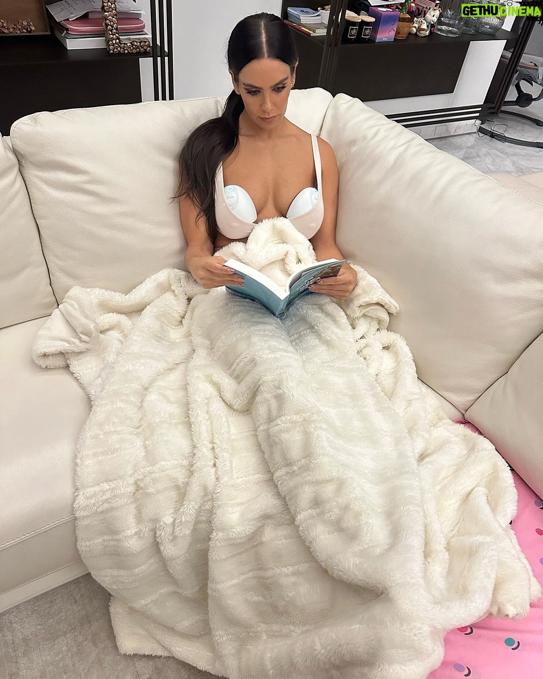 Cristina Pedroche - 81.8K Likes - Cuando estaba embarazada pensaba que daría teta solo unos meses. Al primer mes ya decía que mínimo 6 meses, a los dos meses que un año y ahora ya no digo nada jajaja. Que sea lo que ella quiera.😂
Por supuesto estoy haciendo banco de leche para tener en el congelador por si de repente se necesitara.
Me encanta el sacaleches @elvie Pump porque es súper cómodo y silencioso, tanto que lo puedo usar mientras medito o leo😍.
También tiene control remoto a través la app así que puedo poner cualquiera de los 3 ritmos de extracción fácilmente, según necesite.
Por si estáis buscando sacaleches os dejo mi código PEDROCHE20 con el que tenéis un 20% de descuento en Elvie Pump Individual y Doble a través de la web de Elvie y Amazon. Promoción válida hasta el 13 de noviembre.
Además si registráis vuestro sacaleches Elvie Pump o el Stride en la app de Elvie por primera vez os regalan 3 meses de @lactapp_lactancia Plus.🎊
#freethefeed #ad