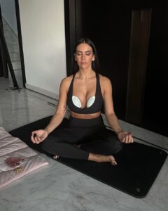 Cristina Pedroche Instagram - Cuando estaba embarazada pensaba que daría teta solo unos meses. Al primer mes ya decía que mínimo 6 meses, a los dos meses que un año y ahora ya no digo nada jajaja. Que sea lo que ella quiera.😂 Por supuesto estoy haciendo banco de leche para tener en el congelador por si de repente se necesitara. Me encanta el sacaleches @elvie Pump porque es súper cómodo y silencioso, tanto que lo puedo usar mientras medito o leo😍. También tiene control remoto a través la app así que puedo poner cualquiera de los 3 ritmos de extracción fácilmente, según necesite. Por si estáis buscando sacaleches os dejo mi código PEDROCHE20 con el que tenéis un 20% de descuento en Elvie Pump Individual y Doble a través de la web de Elvie y Amazon. Promoción válida hasta el 13 de noviembre. Además si registráis vuestro sacaleches Elvie Pump o el Stride en la app de Elvie por primera vez os regalan 3 meses de @lactapp_lactancia Plus.🎊 #freethefeed #ad