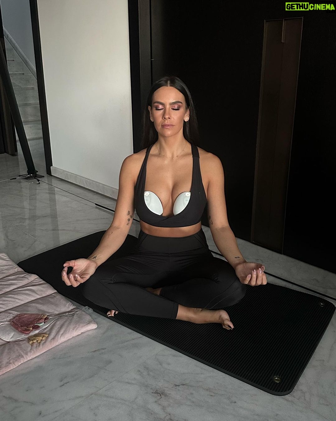 Cristina Pedroche - 81.8K Likes - Cuando estaba embarazada pensaba que daría teta solo unos meses. Al primer mes ya decía que mínimo 6 meses, a los dos meses que un año y ahora ya no digo nada jajaja. Que sea lo que ella quiera.😂
Por supuesto estoy haciendo banco de leche para tener en el congelador por si de repente se necesitara.
Me encanta el sacaleches @elvie Pump porque es súper cómodo y silencioso, tanto que lo puedo usar mientras medito o leo😍.
También tiene control remoto a través la app así que puedo poner cualquiera de los 3 ritmos de extracción fácilmente, según necesite.
Por si estáis buscando sacaleches os dejo mi código PEDROCHE20 con el que tenéis un 20% de descuento en Elvie Pump Individual y Doble a través de la web de Elvie y Amazon. Promoción válida hasta el 13 de noviembre.
Además si registráis vuestro sacaleches Elvie Pump o el Stride en la app de Elvie por primera vez os regalan 3 meses de @lactapp_lactancia Plus.🎊
#freethefeed #ad