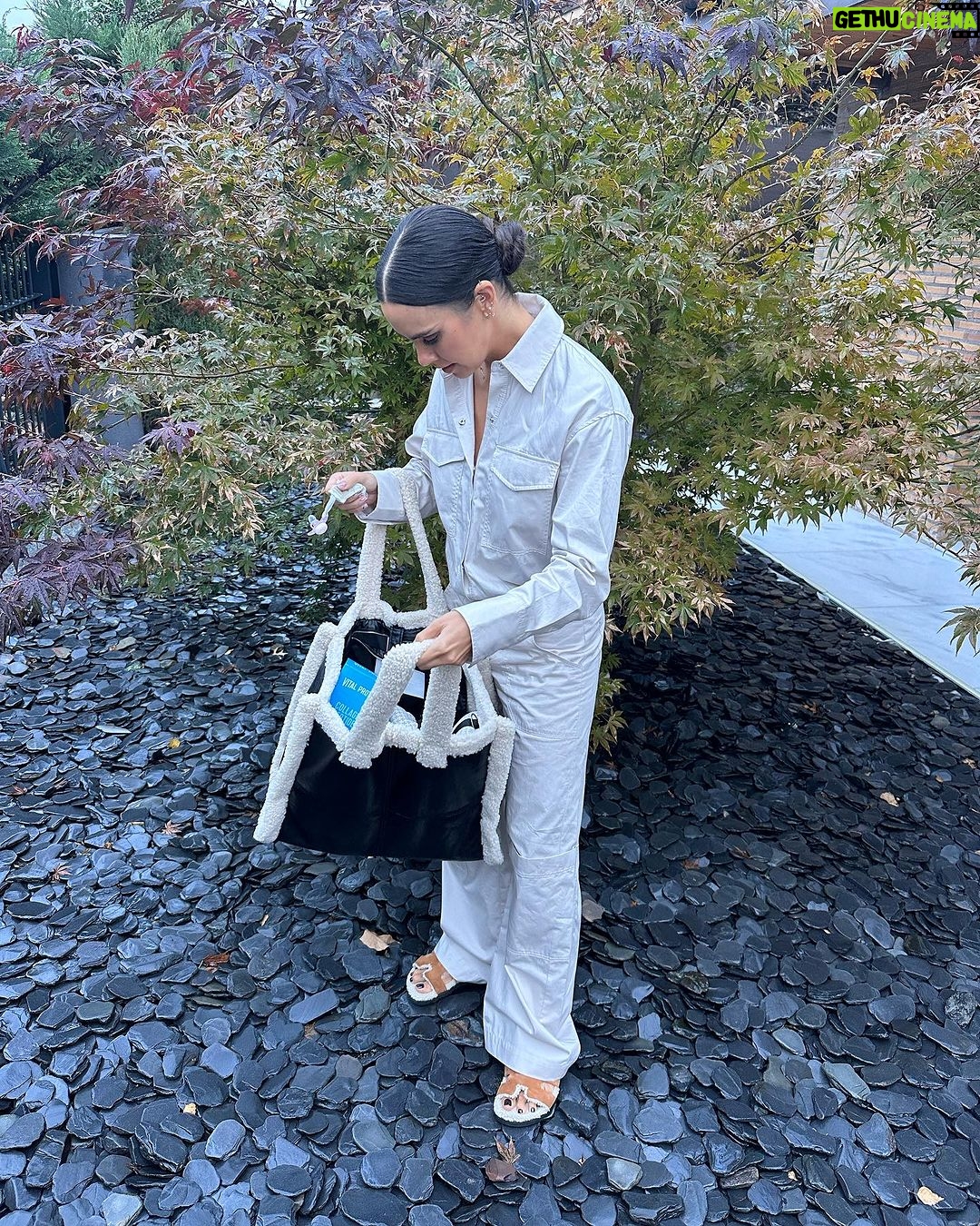 Cristina Pedroche Instagram - Mi bolso de vuelta al trabajo cada vez es más grande para llevar de todo🤣. A mis básicos de siempre como un buen libro y el colágeno en sobres de @vitalproteins.es ahora le añado el porteo, sonajeros, chupete, pañuelos y pañales😂😂. Bolso de una madre total 🤣. La verdad es que me encanta.❤️ #publi #CuidarseEsVital (Si estás embarazada o dando pecho a vuestro bebé, consultad a vuestra ginecóloga, matrona o asesora de lactancia🥰.)