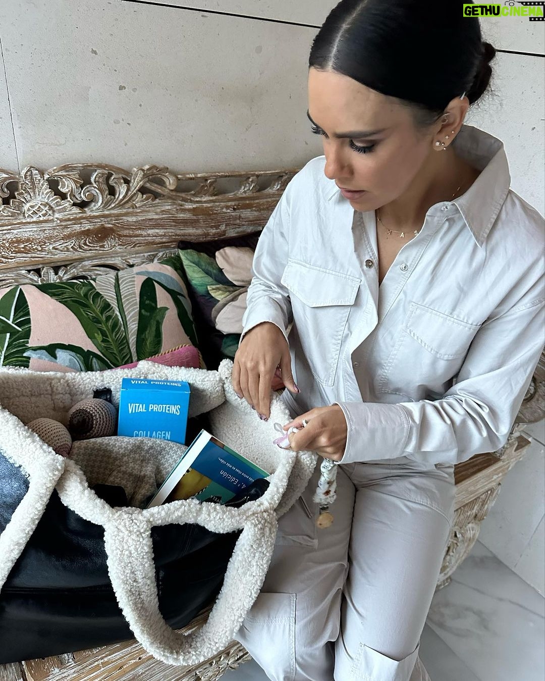 Cristina Pedroche Instagram - Mi bolso de vuelta al trabajo cada vez es más grande para llevar de todo🤣. A mis básicos de siempre como un buen libro y el colágeno en sobres de @vitalproteins.es ahora le añado el porteo, sonajeros, chupete, pañuelos y pañales😂😂. Bolso de una madre total 🤣. La verdad es que me encanta.❤️ #publi #CuidarseEsVital (Si estás embarazada o dando pecho a vuestro bebé, consultad a vuestra ginecóloga, matrona o asesora de lactancia🥰.)