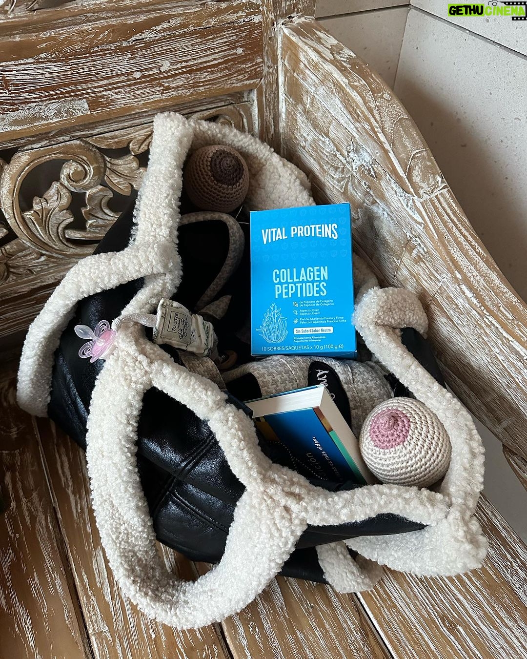 Cristina Pedroche Instagram - Mi bolso de vuelta al trabajo cada vez es más grande para llevar de todo🤣. A mis básicos de siempre como un buen libro y el colágeno en sobres de @vitalproteins.es ahora le añado el porteo, sonajeros, chupete, pañuelos y pañales😂😂. Bolso de una madre total 🤣. La verdad es que me encanta.❤️ #publi #CuidarseEsVital (Si estás embarazada o dando pecho a vuestro bebé, consultad a vuestra ginecóloga, matrona o asesora de lactancia🥰.)