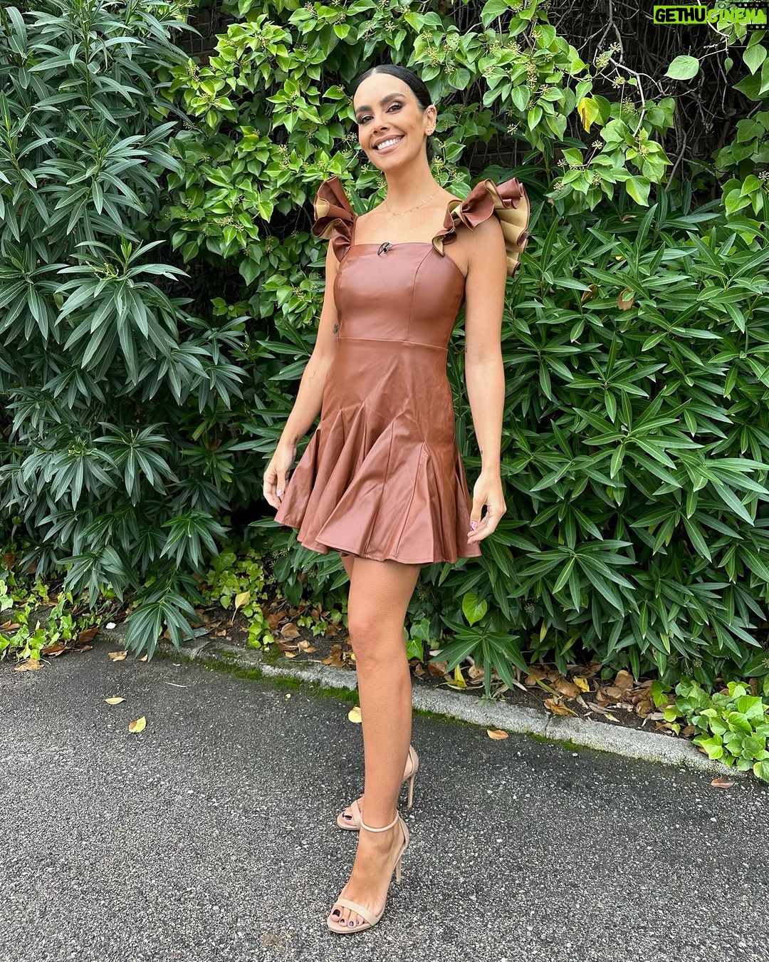 Cristina Pedroche Instagram - Hoy quería ponerme guapa para un día especial ❤️. También hoy le he hecho el dni y el pasaporte a Laia para que tenga una fecha bonita y cada vez que tenga que renovarlos se acuerde de nuestro aniversario 😂❤️.
