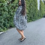 Cristina Pedroche Instagram - Ayer volví al trabajo en horario normal. Intenté que no se me notara nada pero fue una tarde dura para mí. Sé que soy una afortunada porque amo mi trabajo pero eso no quita que ayer me doliera el alma. Nunca me había separado tantas horas. Mi mayor miedo era que tuviera hambre y que no quisiera que le diera de comer mi madre, no sé. Yo lo dejé todo preparado, mi leche en el congelador, jeringa (porque quiero que sea la primera opción jeringa-dedo) y biberón por si acaso, pero nada fue necesario. Todo fue mucho más fácil de lo que mi cabeza me decía. Cuántos miedos irracionales me está trayendo la maternidad.🥲 (Pero estoy trabajando con psicóloga en ello). Salí del trabajo con ansiedad corriendo para llegar cuanto antes aunque ella estuvo durmiendo casi todo el rato y cuando volví a casa me estaba esperando tan tranquila. Le di teta y comió con normalidad. Veremos la siguiente semana… 🙏🏽❤️ Poco a poco.