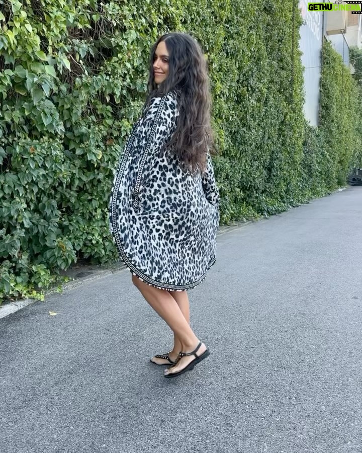 Cristina Pedroche Instagram - Ayer volví al trabajo en horario normal. Intenté que no se me notara nada pero fue una tarde dura para mí. Sé que soy una afortunada porque amo mi trabajo pero eso no quita que ayer me doliera el alma. Nunca me había separado tantas horas. Mi mayor miedo era que tuviera hambre y que no quisiera que le diera de comer mi madre, no sé. Yo lo dejé todo preparado, mi leche en el congelador, jeringa (porque quiero que sea la primera opción jeringa-dedo) y biberón por si acaso, pero nada fue necesario. Todo fue mucho más fácil de lo que mi cabeza me decía. Cuántos miedos irracionales me está trayendo la maternidad.🥲 (Pero estoy trabajando con psicóloga en ello). Salí del trabajo con ansiedad corriendo para llegar cuanto antes aunque ella estuvo durmiendo casi todo el rato y cuando volví a casa me estaba esperando tan tranquila. Le di teta y comió con normalidad. Veremos la siguiente semana… 🙏🏽❤️ Poco a poco.