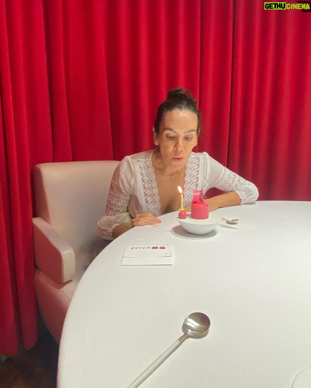 Cristina Pedroche Instagram - Ayer celebré los dos meses de mi hija en uno de sus restaurantes 😂❤️. En el mejor de ellos. @diverxo ⭐️⭐️⭐️ Decir que cada vez es una experiencia mejor y más completa se queda muy corto. @dabizdiverxo no tiene límites. Es el mejor. En esto también.❤️
