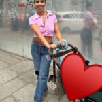 Cristina Pedroche Instagram - Hoy tocaba paseito.❤️ Me encanta el olor de las floristerías, me recuerda siempre a mi padre.🩷🌼 Y sí, los vaqueros no me abrochan pero ahora es moda, ¿no?😂 Para mí, sí🤣. Madrid, Spain
