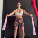 Cristina Pedroche Instagram - Poco a poco sacando tiempo para el autocuidado porque voy entendiendo que para cuidar necesito estar cuidada yo. (Aunque me cuesta🫣) 20 minutos de ejercicios en el tronco para ayudar en la reeducación abdominopélvica. (Por supuesto antes de hacer nada fui a la revisión del suelo pélvico con la fisio especializada). En este posparto estoy aprendiendo mucho sobre mí misma y también estoy conociendo a la nueva mujer en la que me he convertido al ser madre. Con paciencia y amor todo saldrá bien ❤️, ya está saliendo bien.❤️
