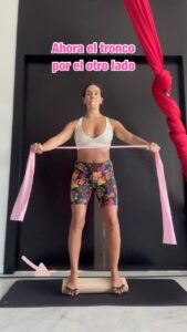 Cristina Pedroche Instagram - Poco a poco sacando tiempo para el autocuidado porque voy entendiendo que para cuidar necesito estar cuidada yo. (Aunque me cuesta🫣) 20 minutos de ejercicios en el tronco para ayudar en la reeducación abdominopélvica. (Por supuesto antes de hacer nada fui a la revisión del suelo pélvico con la fisio especializada). En este posparto estoy aprendiendo mucho sobre mí misma y también estoy conociendo a la nueva mujer en la que me he convertido al ser madre. Con paciencia y amor todo saldrá bien ❤️, ya está saliendo bien.❤️