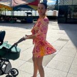 Cristina Pedroche Instagram - Hoy hace un mes que nació mi hija. Y también, hoy hace un mes que yo nací como madre. Todo lo que tiene que ver con ella es perfecto, maravilloso y está lleno de amor.🩷 Sin embargo mi posparto está siendo intenso. No es que tenga días buenos y otros malos es que en el mismo día tengo tantos cambios de humor que me está costando estar “estable”. La niña es buenísima y casi ni llora pero cuando lo hace siento que me arañan el alma, como si se me desgarrara, me duele en un sitio que no sabía ni que existía. Lloro mucho y la mayoría de las veces no soy capaz de verbalizar ni el porqué. En este mes no estoy saliendo nada de casa, a andar un rato (con ella siempre) y poco más. Me da pánico salir. Que si el porteo está bien puesto, que si llora y necesita teta donde me pongo, si va cómoda en el carro, si la silla del coche está bien, si tendrá frío o calor… Y aunque estoy trabajando en ello, la verdad, no me está resultando fácil. Hoy como era su cumplemes hemos salido a comer fuera, y ya hemos dado una vuelta con el carro. Me agarraba a él como si se me fuera la vida en ello (porque así lo siento), en los bordillos prácticamente cogía el carro al vuelo para que la beba no notara cambios bruscos.🫣 Sé que tengo que relajarme para disfrutar más pero ahora mismo me siento contenta porque veo que poco a poco lo voy a conseguir. Lo vamos a conseguir. No sé cómo dar las gracias a todas las personas que me están ayudando y que me están haciendo sentir que no estoy sola y que es completamente normal lo que me pasa y lo que siento. @partopositivo @mamasmamiferas no solo me ayudaron con la preparación al parto sino que me siguen acompañando y lo van a hacer ya siempre.🩷 @albapadibclc la gurú de la lactancia que hasta se cuela en mis sueños😂, @noelia_lactapp mi psicóloga perinatal que viene a darme a luz ❤️ @lactapp_lactancia De verdad, GRACIAS❤️. Y a todos los que estáis por aquí mandándome cariño. 🙏🏽 Gracias.💕 (Poco a poco volveré, lo prometo❤️)