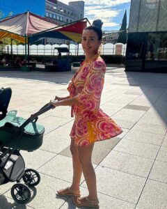 Cristina Pedroche Instagram - Hoy hace un mes que nació mi hija. Y también, hoy hace un mes que yo nací como madre. Todo lo que tiene que ver con ella es perfecto, maravilloso y está lleno de amor.🩷 Sin embargo mi posparto está siendo intenso. No es que tenga días buenos y otros malos es que en el mismo día tengo tantos cambios de humor que me está costando estar “estable”. La niña es buenísima y casi ni llora pero cuando lo hace siento que me arañan el alma, como si se me desgarrara, me duele en un sitio que no sabía ni que existía. Lloro mucho y la mayoría de las veces no soy capaz de verbalizar ni el porqué. En este mes no estoy saliendo nada de casa, a andar un rato (con ella siempre) y poco más. Me da pánico salir. Que si el porteo está bien puesto, que si llora y necesita teta donde me pongo, si va cómoda en el carro, si la silla del coche está bien, si tendrá frío o calor… Y aunque estoy trabajando en ello, la verdad, no me está resultando fácil. Hoy como era su cumplemes hemos salido a comer fuera, y ya hemos dado una vuelta con el carro. Me agarraba a él como si se me fuera la vida en ello (porque así lo siento), en los bordillos prácticamente cogía el carro al vuelo para que la beba no notara cambios bruscos.🫣 Sé que tengo que relajarme para disfrutar más pero ahora mismo me siento contenta porque veo que poco a poco lo voy a conseguir. Lo vamos a conseguir. No sé cómo dar las gracias a todas las personas que me están ayudando y que me están haciendo sentir que no estoy sola y que es completamente normal lo que me pasa y lo que siento. @partopositivo @mamasmamiferas no solo me ayudaron con la preparación al parto sino que me siguen acompañando y lo van a hacer ya siempre.🩷 @albapadibclc la gurú de la lactancia que hasta se cuela en mis sueños😂, @noelia_lactapp mi psicóloga perinatal que viene a darme a luz ❤️ @lactapp_lactancia De verdad, GRACIAS❤️. Y a todos los que estáis por aquí mandándome cariño. 🙏🏽 Gracias.💕 (Poco a poco volveré, lo prometo❤️)