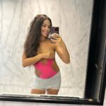 Cristina Pedroche Instagram - Están siendo días de mucho aprendizaje pero sobre todo de mucho amor. ❤️ El posparto está siendo “interesante”, muchas subidas y bajadas de emociones, muchos miedos, muchas dudas, muchas lágrimas…pero sobre todo amor, mucho amor. No puedo parar de mirarla y querer estar con ella piel con el piel todo el rato. Y amor no solo por mi hija también por mi cuerpo por ver cómo se ha ido adaptando, como el estar tan fuerte me ha ayudado (y lo sigue haciendo) en todo el proceso. Las dos primeras fotos son de ahora mismo casi una semana después de dar a luz, la tercera es la última foto que me hice con tripa el jueves al mediodía cuando empezaron con intensidad las olas uterinas 🌊(contracciones), la cuarta y la quinta las hice 4 horas después del parto y la sexta y la séptima al día siguiente. Echaré mucho de menos sentirla dentro de la tripa pero es verdad que poder mirarla a los ojos es mágico. ❤️❤️❤️❤️
