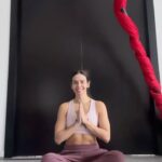Cristina Pedroche Instagram – Grabé este audio de meditación hace semanas. Tardé mucho en grabarlo porque me removía bastante. Y he tardado también bastantes días en sacar el valor para sentarme y grabar la imagen porque me daba miedo volver a emocionarme. 

He dudado mucho si subirlo o no, porque cada vez me cuesta más mostrar lo que siento por aquí pero creo que si ayudo a alguien también me estoy ayudando a mí.🙏🏽
 
Ahora es todo vuestro.
Ojalá os ayude ❤️.
Me encantará leer vuestros mensajes. 
Namasté 🙏🏽✨