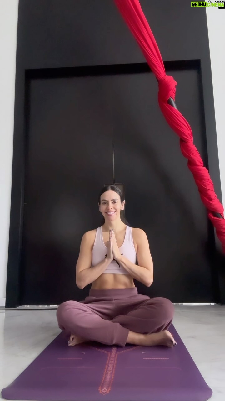 Cristina Pedroche Instagram - Grabé este audio de meditación hace semanas. Tardé mucho en grabarlo porque me removía bastante. Y he tardado también bastantes días en sacar el valor para sentarme y grabar la imagen porque me daba miedo volver a emocionarme. He dudado mucho si subirlo o no, porque cada vez me cuesta más mostrar lo que siento por aquí pero creo que si ayudo a alguien también me estoy ayudando a mí.🙏🏽 Ahora es todo vuestro. Ojalá os ayude ❤️. Me encantará leer vuestros mensajes. Namasté 🙏🏽✨
