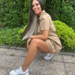 Cristina Pedroche Instagram - 1- parece que estoy cómoda pero no sabéis lo que me ha costado levantarme jajaja😂 2- con un vestido monísimo de los que os gustan 3- con este vestido mi tripa parece falsa😂😂