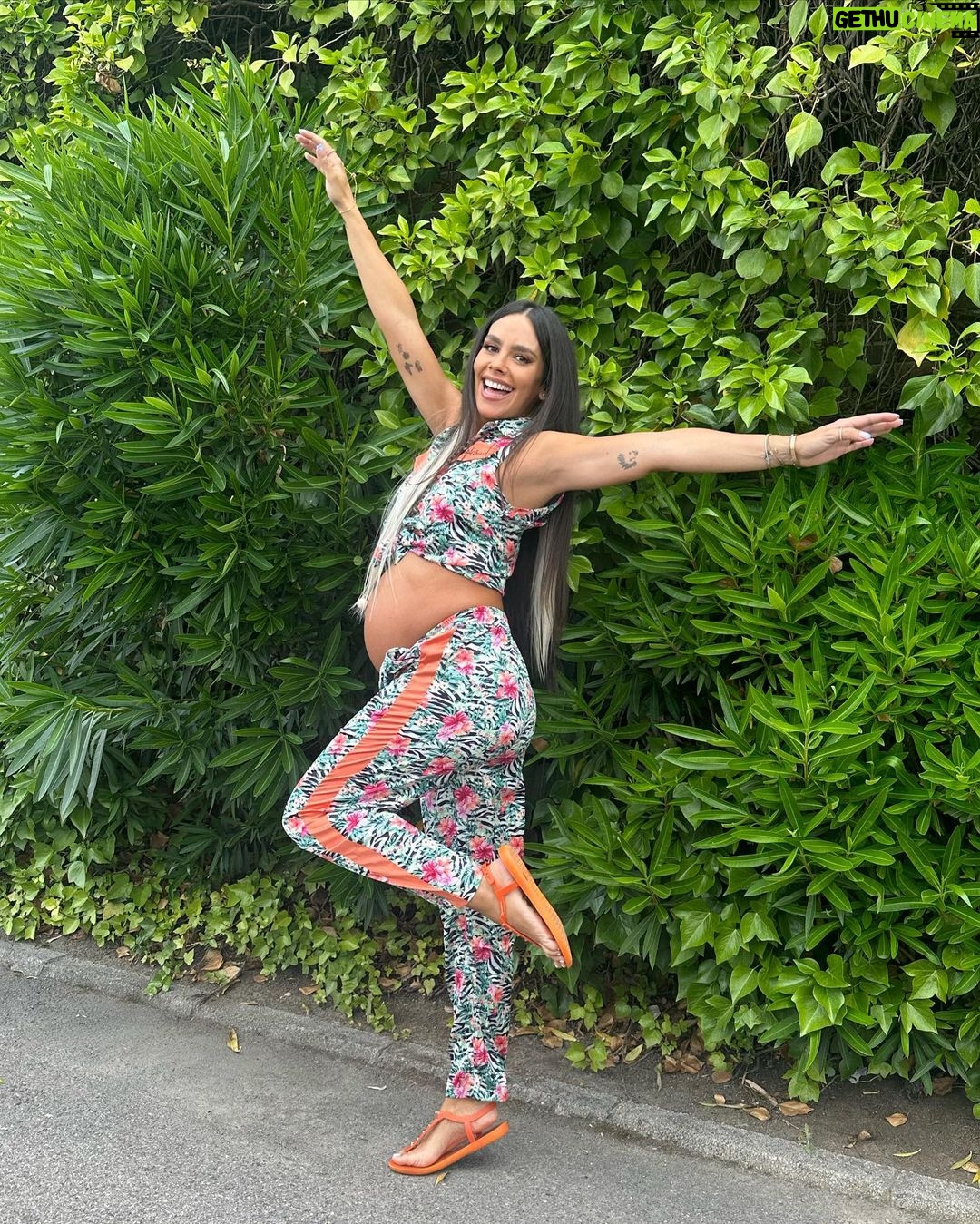 Cristina Pedroche Instagram - No me puedo quedar solo con una 🥰. Salta (con cuidado😂), ríe, disfruta… 🤰🏽❤️ ¿Qué canción quedaría bien en el último vídeo?🩵