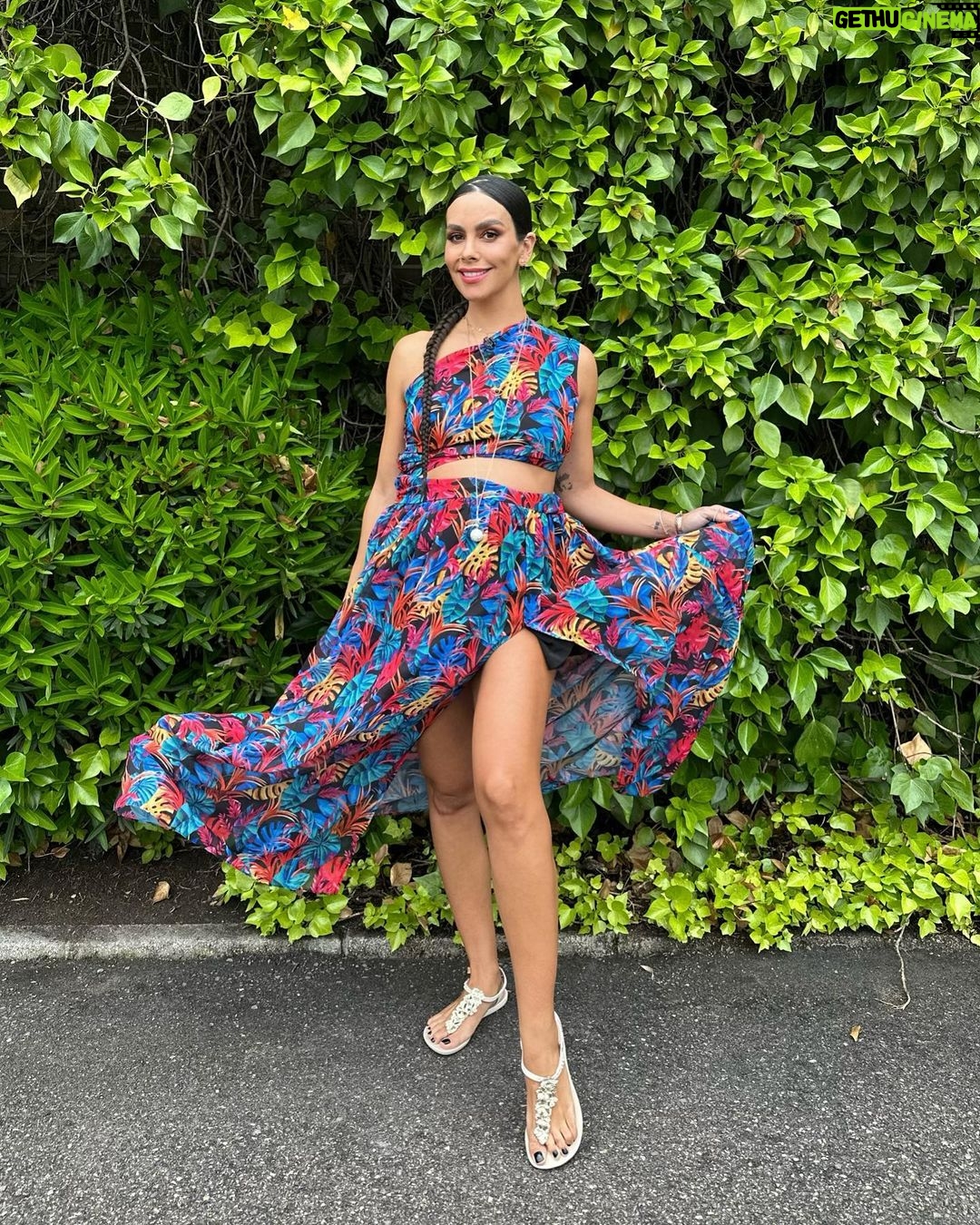 Cristina Pedroche Instagram - A días grises un poco de color ❤️🦋