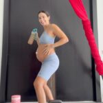 Cristina Pedroche Instagram - Os dejo otro circuito que suelo hacer 💪🏽. De cada ejercicio hago unas 10-15 repeticiones y todo lo repito 4 veces. Estoy probando este último mes el Beauty Collagen de @vitalproteins.es 💗 Me lo tomo así en vez de tomar agua en los descansos cuando entreno. Si no entreno, me lo voy tomando durante la mañana mientras leo, hago el curso de hipnoparto o simplemente estoy tirada en el sofá😂. Al tener este sabor tan rico es muy fácil de beber, por si os cuesta beber 2 litros de agua al día. Si estáis embarazadas antes de empezar a tomarlo, como siempre, consultad con vuestra ginecóloga o matrona. #CuidarseEsVital 🩷
