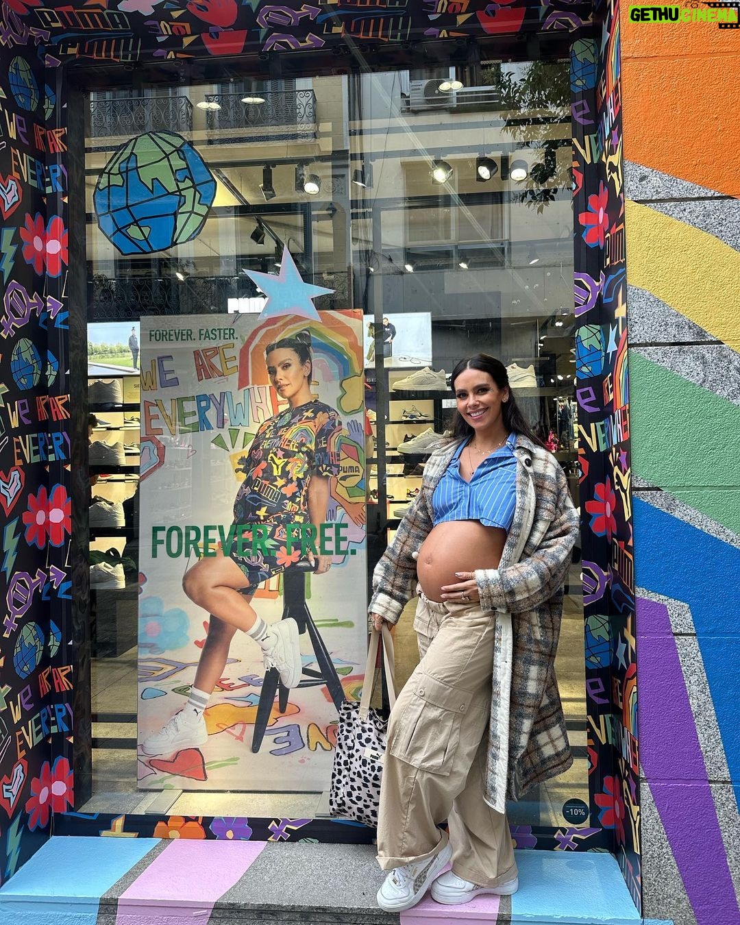 Cristina Pedroche Instagram - ¡Qué ilusión verme a tamaño real, pero sobre todo que os esté gustando tanto la colección ❤️❤️❤️! ¡Qué viva el amor!🌈