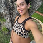 Cristina Pedroche Instagram - No sé la cantidad de veces que me habéis preguntado por el llamador de ángeles y aunque os he ido contestando a muchos en privado y otras veces de forma pública, lo voy a dejar por aquí escrito y así cuando volváis a preguntar os mandaré este post 😂. El llamador de ángeles es el colgante largo que llega hasta donde está mi beba, es como un amuleto de unión entre la madre y el bebé. La esfera es como un sonajero que emite un sonido muy sutil cuando se mueve. Se dice que ese sonido relaja al bebé y que cuando nacen son capaces de reconocerlo. Dicen que se puede empezar a usar desde la semana 16 que es cuando empiezan a escuchar, yo lo llevo desde antes, porque me pareció precioso y sentía muy buena energía al llevarlo. Te lo tienen que regalar y nadie lo puede tocar, solo tú y tu bebé cuando nazca (lo puedes poner cerca de la cuna o regalárselo cuando se haga mayor). También dicen que protege la tripa de golpes porque al estar por delante hace como un escudo. Alguna vez al levantarme de una mesa o algo así el golpe se lo ha dado el llamador y no la tripa 😂😂. Embarazadas estamos más torpes pero si ya sois torpes de por sí como yo, pues un poco más 😂😂. A mí me lo regaló @soy_yogi y me parece un regalo precioso porque yo creo mucho en las energías.✨ Espero que os haya ayudado. 🙏🏽❤️