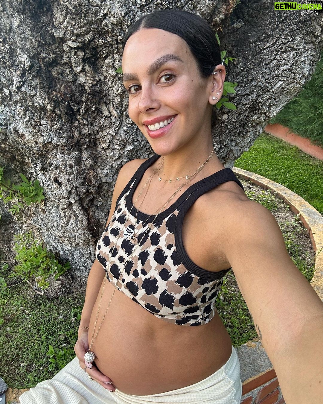 Cristina Pedroche - 78.5K Likes - No sé la cantidad de veces que me habéis preguntado por el llamador de ángeles y aunque os he ido contestando a muchos en privado y otras veces de forma pública, lo voy a dejar por aquí escrito y así cuando volváis a preguntar os mandaré este post 😂.
El llamador de ángeles es el colgante largo que llega hasta donde está mi beba, es como un amuleto de unión entre la madre y el bebé.
La esfera es como un sonajero que emite un sonido muy sutil cuando se mueve.
Se dice que ese sonido relaja al bebé y que cuando nacen son capaces de reconocerlo.
Dicen que se puede empezar a usar desde la semana 16 que es cuando empiezan a escuchar, yo lo llevo desde antes, porque me pareció precioso y sentía muy buena energía al llevarlo.
Te lo tienen que regalar y nadie lo puede tocar, solo tú y tu bebé cuando nazca (lo puedes poner cerca de la cuna o regalárselo cuando se haga mayor).
También dicen que protege la tripa de golpes porque al estar por delante hace como un escudo. Alguna vez al levantarme de una mesa o algo así el golpe se lo ha dado el llamador y no la tripa 😂😂.
Embarazadas estamos más torpes pero si ya sois torpes de por sí como yo, pues un poco más 😂😂.
A mí me lo regaló @soy_yogi y me parece un regalo precioso porque yo creo mucho en las energías.✨
Espero que os haya ayudado. 🙏🏽❤️