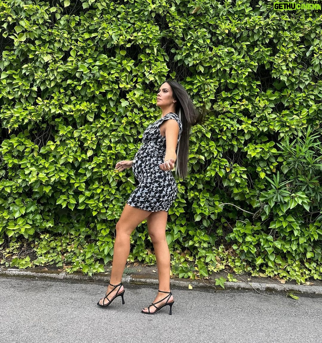 Cristina Pedroche Instagram - Como un soplo de aire fresco con mis curvas ❤️