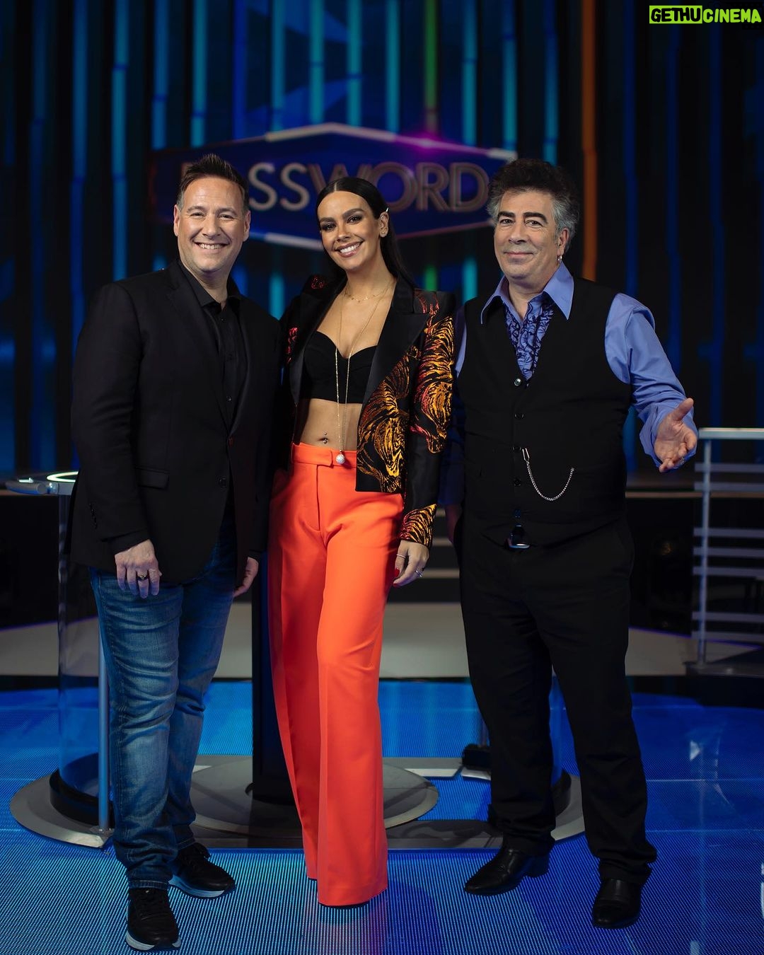 Cristina Pedroche Instagram - Esta noche a las 22h en Antena 3 nuevo programa de @passwordoficial ❤️ ¿Jugamos?😜 Teta… Bebé… Blanca… Mucha… Vaca… El password es…??? 😂😂😂