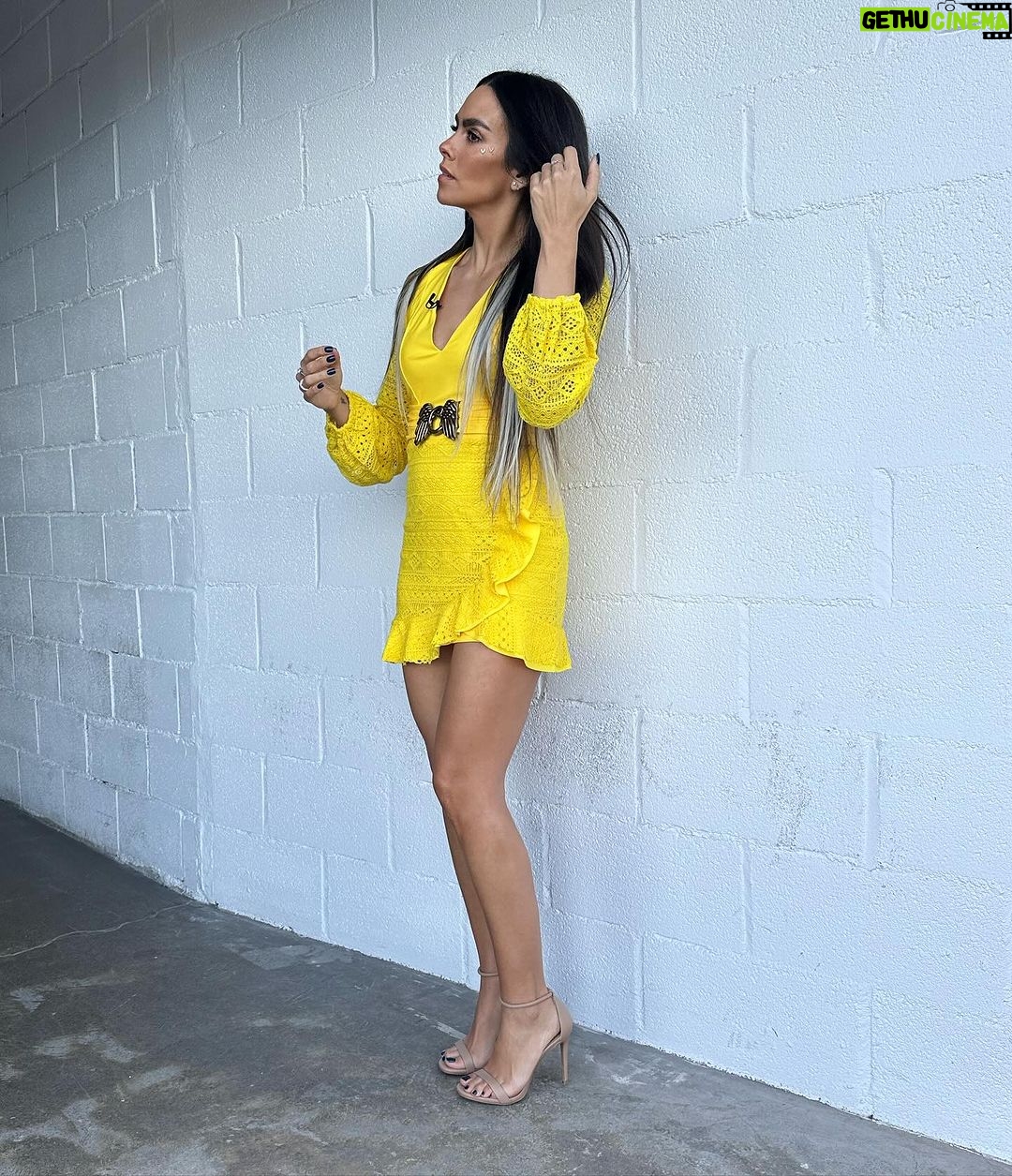 Cristina Pedroche Instagram - Un toque de color a un día que parece un poco gris❤️