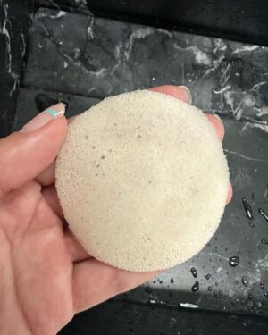Cristina Pedroche Instagram - Me pongo a escribir esto ahora que veo la luz al final del túnel, porque antes no hubiera podido. 

Lactancia. Qué bonito me sonabas cuando estaba embarazada, qué “fácil” parecía habiendo leído, estudiado y consultado tantos libros y manuales, incluso tuve sesión con @albapadibclc para aclarar dudas antes de que Laia naciera. 

Parecía que lo tenía controlado pero no. Cuando nació se enganchó perfectamente pero claro yo no prestaba mucha atención al agarre, solo me interesaba que mamara y me daba igual cómo, no pensaba que ese dolor que estaba sintiendo podría darme problemas y en seguida me salieron dos grietas, una en cada teta.

Me enfrentaba a cada toma con miedo,  dolor, lágrimas, dudas de si podría con ello, si tirar la toalla...😪
Entre las emociones del posparto y los dolores de teta he necesitado mucho tiempo para entenderme y tener la certeza de que lo estaba haciendo bien, que iba por el buen camino, que todo lo que sentía era normal.

Gracias que en este proceso además de mi familia me ha acompañado @albapadibclc con sus videollamadas, con su cariño, con sus palabras de fortaleza diciéndome que no dudaba que lo conseguiría. 
Gracias a ella y a su app @lactapp_lactancia he tenido todas las respuestas a mis preguntas.
La labor que hacen por las mujeres y la lactancia es digna de reconocimiento.
De verdad, GRACIAS ❤️