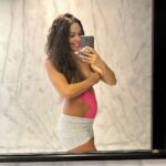 Cristina Pedroche Instagram - Están siendo días de mucho aprendizaje pero sobre todo de mucho amor. ❤️ El posparto está siendo “interesante”, muchas subidas y bajadas de emociones, muchos miedos, muchas dudas, muchas lágrimas…pero sobre todo amor, mucho amor. No puedo parar de mirarla y querer estar con ella piel con el piel todo el rato. Y amor no solo por mi hija también por mi cuerpo por ver cómo se ha ido adaptando, como el estar tan fuerte me ha ayudado (y lo sigue haciendo) en todo el proceso. Las dos primeras fotos son de ahora mismo casi una semana después de dar a luz, la tercera es la última foto que me hice con tripa el jueves al mediodía cuando empezaron con intensidad las olas uterinas 🌊(contracciones), la cuarta y la quinta las hice 4 horas después del parto y la sexta y la séptima al día siguiente. Echaré mucho de menos sentirla dentro de la tripa pero es verdad que poder mirarla a los ojos es mágico. ❤️❤️❤️❤️