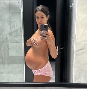Cristina Pedroche Instagram - Están siendo días de mucho aprendizaje pero sobre todo de mucho amor. ❤️
El posparto está siendo “interesante”, muchas subidas y bajadas de emociones, muchos miedos, muchas dudas, muchas lágrimas…pero sobre todo amor, mucho amor. 
No puedo parar de mirarla y querer estar con ella piel con el piel todo el rato.

Y amor no solo por mi hija también por mi cuerpo por ver cómo se ha ido adaptando, como el estar tan fuerte me ha ayudado (y lo sigue haciendo) en todo el proceso.

Las dos primeras fotos son de ahora mismo casi una semana después de dar a luz, la tercera es la última foto que me hice con tripa el jueves al mediodía cuando empezaron con intensidad las olas uterinas 🌊(contracciones), la cuarta y la quinta las hice 4 horas después del parto y la sexta y la séptima al día siguiente. 

Echaré mucho de menos sentirla dentro de la tripa pero es verdad que poder mirarla a los ojos es mágico.
❤️❤️❤️❤️