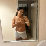 Cristina Pedroche Instagram - Están siendo días de mucho aprendizaje pero sobre todo de mucho amor. ❤️ El posparto está siendo “interesante”, muchas subidas y bajadas de emociones, muchos miedos, muchas dudas, muchas lágrimas…pero sobre todo amor, mucho amor. No puedo parar de mirarla y querer estar con ella piel con el piel todo el rato. Y amor no solo por mi hija también por mi cuerpo por ver cómo se ha ido adaptando, como el estar tan fuerte me ha ayudado (y lo sigue haciendo) en todo el proceso. Las dos primeras fotos son de ahora mismo casi una semana después de dar a luz, la tercera es la última foto que me hice con tripa el jueves al mediodía cuando empezaron con intensidad las olas uterinas 🌊(contracciones), la cuarta y la quinta las hice 4 horas después del parto y la sexta y la séptima al día siguiente. Echaré mucho de menos sentirla dentro de la tripa pero es verdad que poder mirarla a los ojos es mágico. ❤️❤️❤️❤️