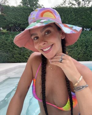 Cristina Pedroche Instagram - Día de chicas en la pisci 😂❤️💦🩵