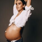 Cristina Pedroche Instagram - Estas fotos son el resultado de una tarde de amigos, de pasarlo bien, y de querer tener unas fotos chulas con la tripa. Nada más, no hay ningún interés comercial, ni marcas, ni revistas detrás. Gracias @andresgarlujan por convencerme para hacer esta sesión, por tu talento, y tu cariño. Va a ser un precioso recuerdo.❤️