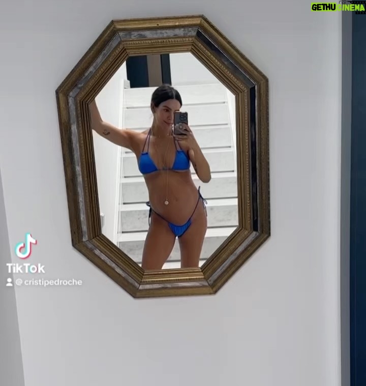 Cristina Pedroche - 95.7K Likes - Aviso a navegantes: Me queda poco de tripa y voy a ser pesada subiendo fotos así. Sé que la voy a echar de menos y no quiero quedarme con ganas de subir fotos de mi tripa porque haya gente a la que “le empache”.
Sorry🙏🏽