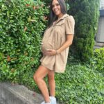 Cristina Pedroche Instagram - 1- parece que estoy cómoda pero no sabéis lo que me ha costado levantarme jajaja😂 2- con un vestido monísimo de los que os gustan 3- con este vestido mi tripa parece falsa😂😂