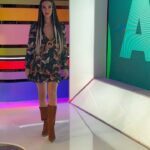 Cristina Pedroche Instagram - Siento que estoy perdiendo la conexión con las redes sociales. Muchas veces no le encuentro el sentido y me da pena. Todo el rato tengo que pensar si esta foto está bien, si a alguien le molestará el texto, si alguien se sentirá ofendido por lo que yo no digo pero que esa persona entiende de mis palabras… La verdad es que es agotador. Antes me pasaba también a menudo, sobre todo cerca de Campanadas, pero ahora con la maternidad TODO lo que hago o digo se convierte en polémica. Todo el mundo tiene una opinión sobre lo que está bien o mal de lo que hago. Los que me defienden, los que me odian, los que intentan defenderme pero empiezan diciendo “la Pedroche no me cae bien ni me gusta pero os estáis pasando con ella”… Esos comentarios tampoco sé muy bien cómo tomármelos. Os juro que intento no leer nada, pero si sigo en redes es imposible que no me llegue, y por lo tanto, que no me afecte. No me gusta la idea de irme de las redes porque sé que a muchas personas os viene bien lo que cuento y os juro que por eso me sigo quedando y aguantando el chaparrón, pero joer, qué difícil se me hace a veces seguir aquí.🫣