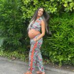 Cristina Pedroche Instagram - No me puedo quedar solo con una 🥰. Salta (con cuidado😂), ríe, disfruta… 🤰🏽❤️ ¿Qué canción quedaría bien en el último vídeo?🩵