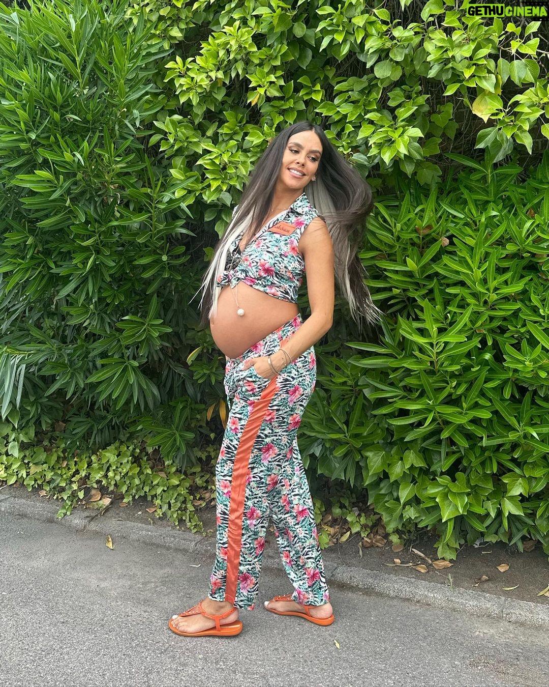 Cristina Pedroche Instagram - No me puedo quedar solo con una 🥰. Salta (con cuidado😂), ríe, disfruta… 🤰🏽❤️ ¿Qué canción quedaría bien en el último vídeo?🩵