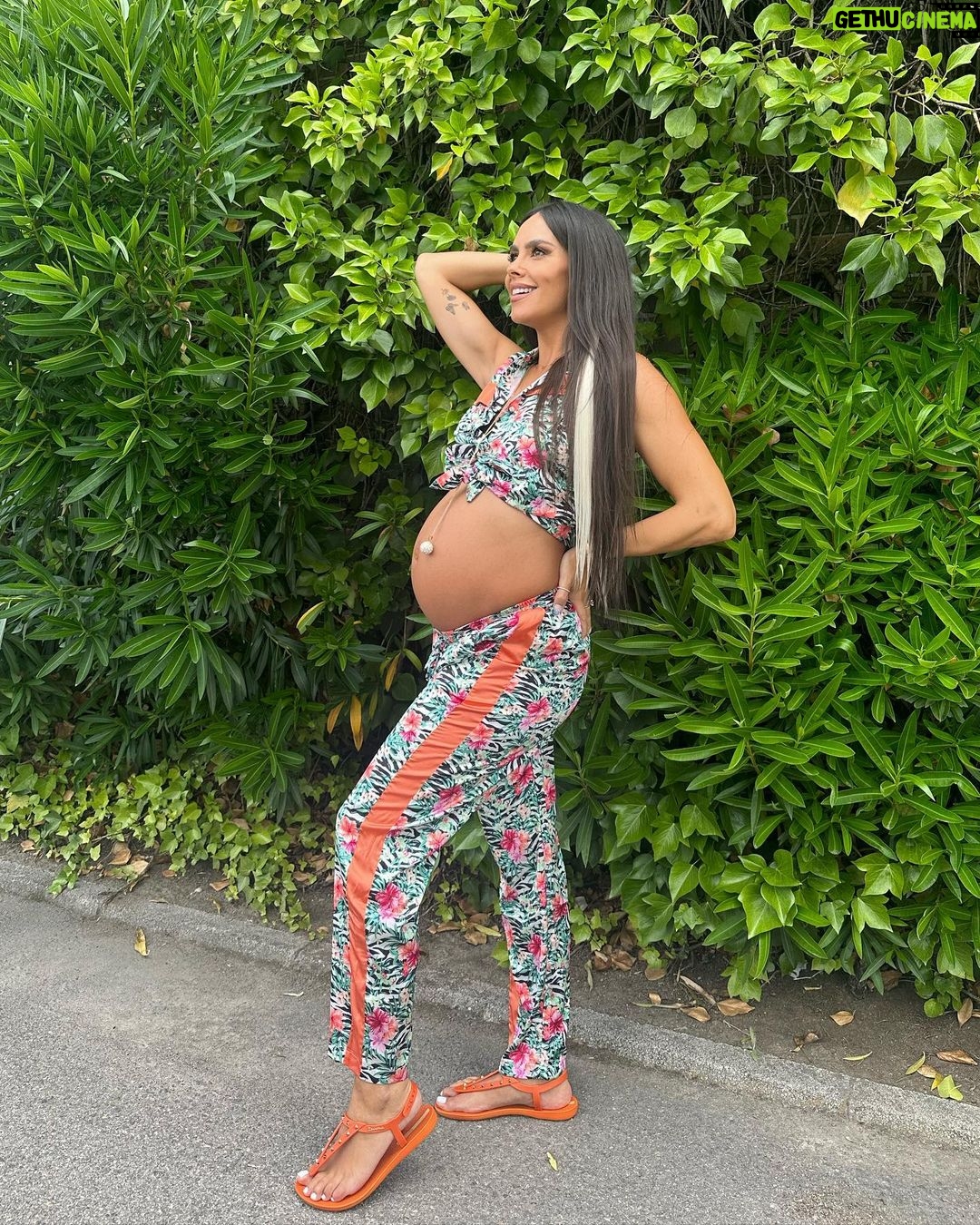 Cristina Pedroche Instagram - No me puedo quedar solo con una 🥰. Salta (con cuidado😂), ríe, disfruta… 🤰🏽❤️ ¿Qué canción quedaría bien en el último vídeo?🩵