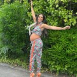 Cristina Pedroche Instagram - No me puedo quedar solo con una 🥰. Salta (con cuidado😂), ríe, disfruta… 🤰🏽❤️ ¿Qué canción quedaría bien en el último vídeo?🩵