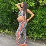 Cristina Pedroche Instagram - No me puedo quedar solo con una 🥰. Salta (con cuidado😂), ríe, disfruta… 🤰🏽❤️ ¿Qué canción quedaría bien en el último vídeo?🩵