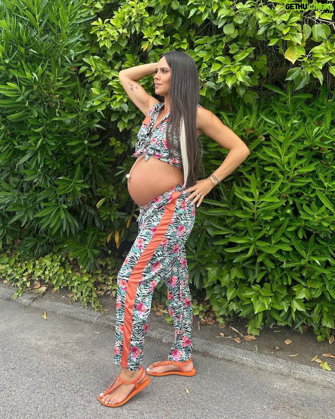 Cristina Pedroche Instagram - No me puedo quedar solo con una 🥰. Salta (con cuidado😂), ríe, disfruta… 🤰🏽❤️ ¿Qué canción quedaría bien en el último vídeo?🩵