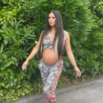 Cristina Pedroche Instagram - No me puedo quedar solo con una 🥰. Salta (con cuidado😂), ríe, disfruta… 🤰🏽❤️ ¿Qué canción quedaría bien en el último vídeo?🩵